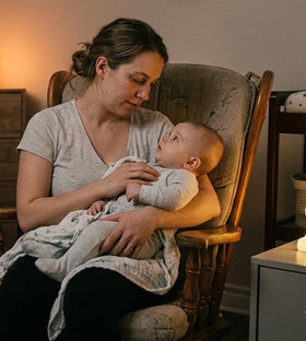 Pourquoi bébé se réveille la nuit : causes fréquentes et solutions