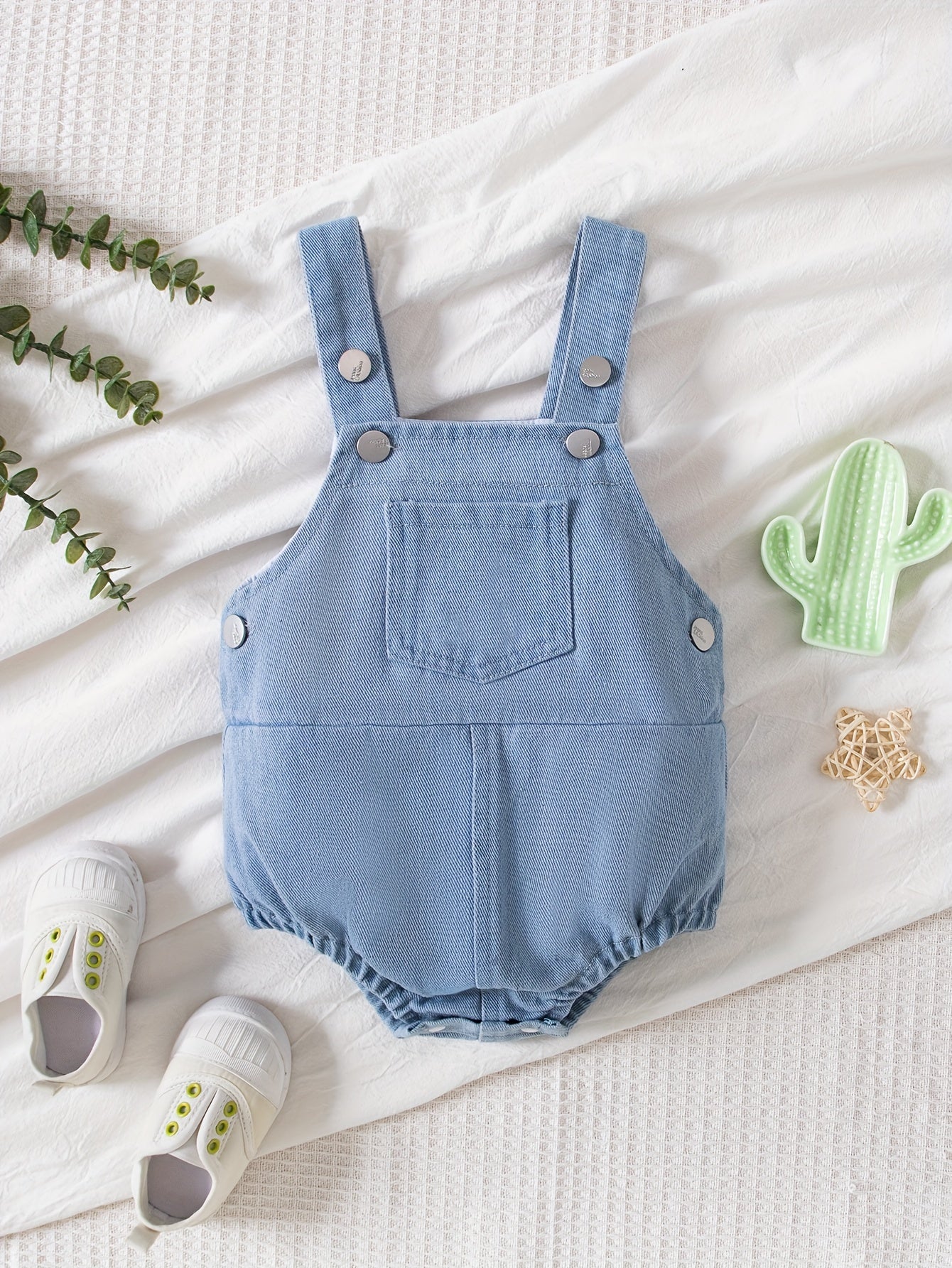 Salopette en denim pour bébé