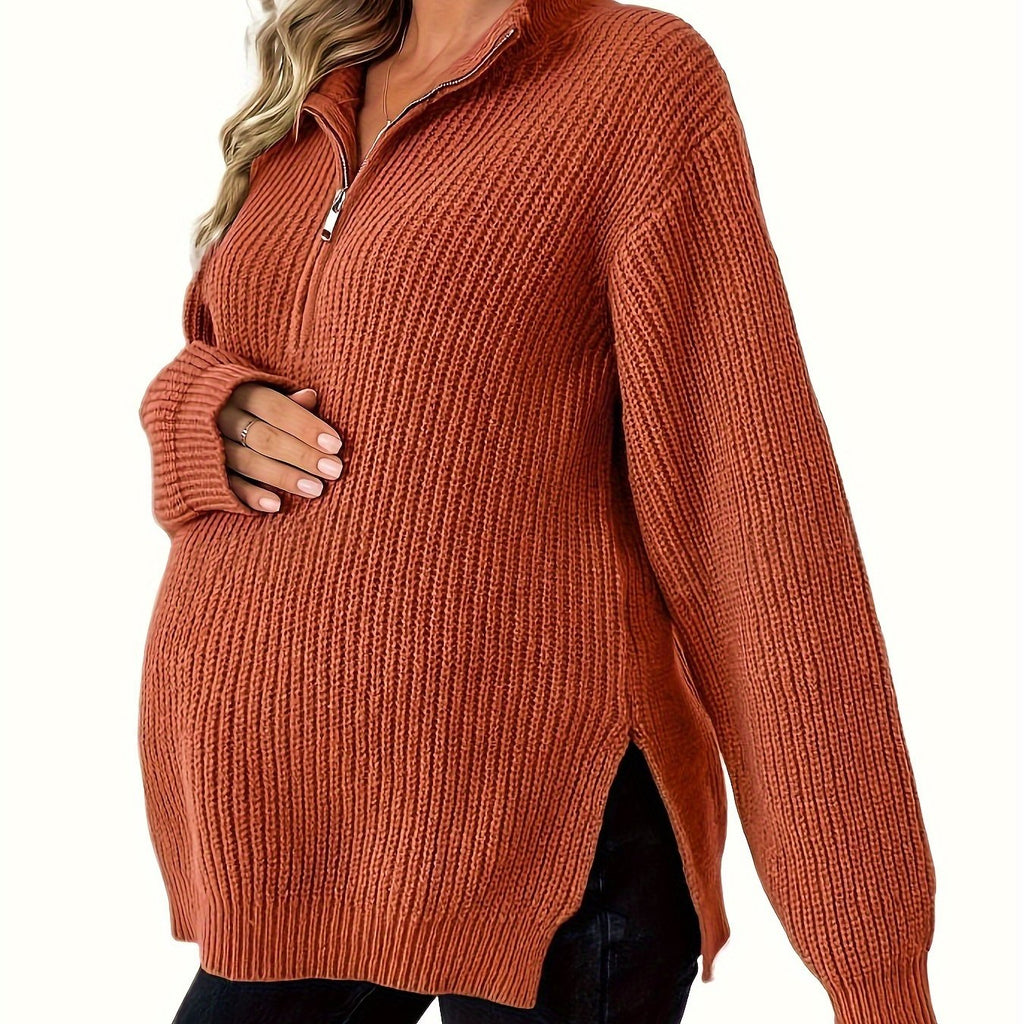 Pull de maternité en tricot avec ourlet fendu.