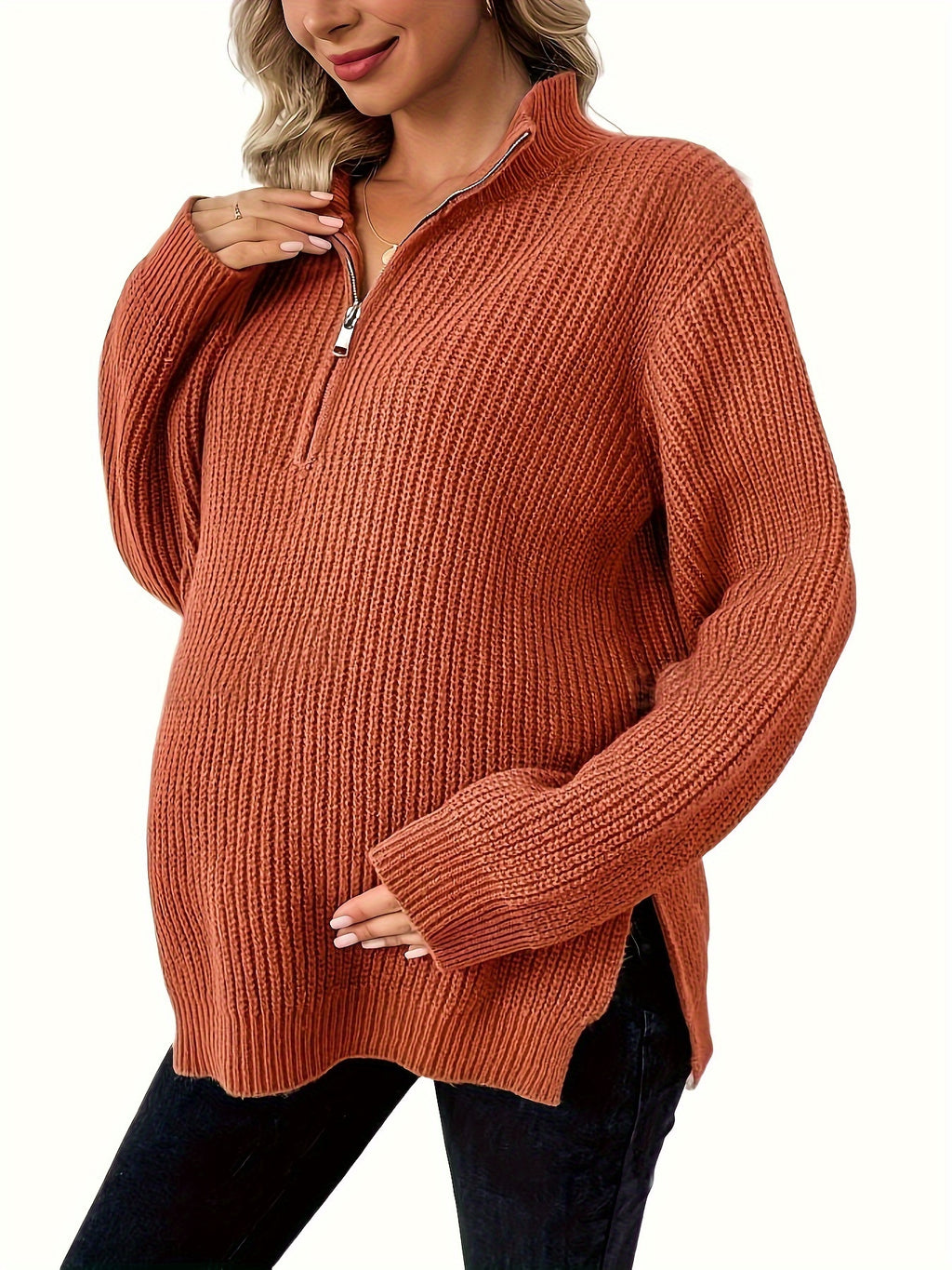 Pull de maternité en tricot avec ourlet fendu.