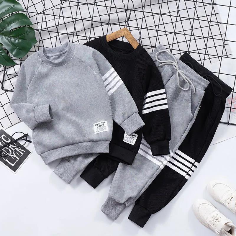 Ensemble jogging et sweat enfant à rayures 