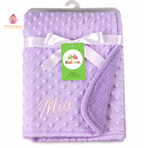 Couverture bébé polaire violet clair personnalisée avec prénom brodé Mia