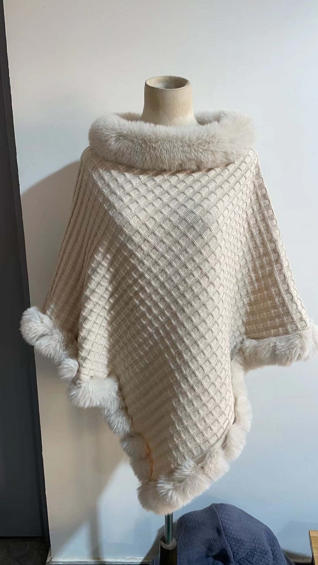 Poncho avec garniture en fourriure