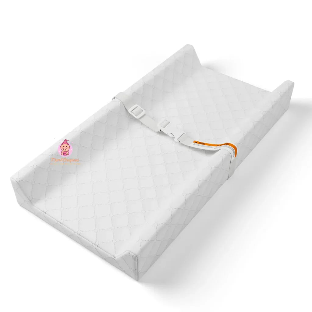 Matelas à langer bébé blanc avec bords relevés et sangle de maintien